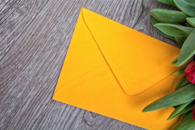 Zarf ve Lale ahşap arka plan üzerinde