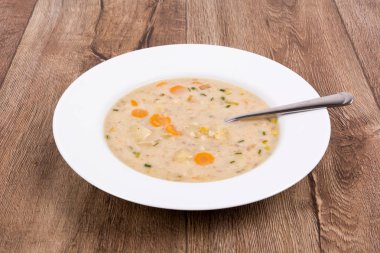 ahşap bir masa üzerinde sebze çorbası