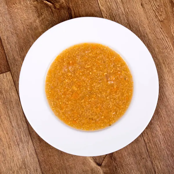 Sopa vegetal em uma mesa de madeira — Fotografia de Stock