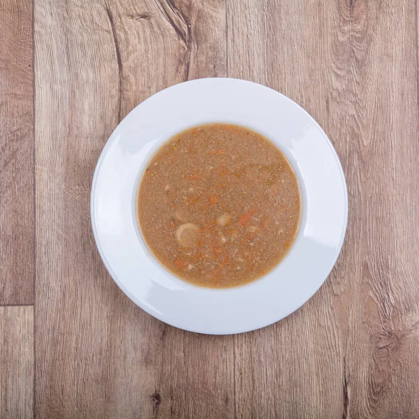 Овощной суп на деревянном столе — стоковое фото