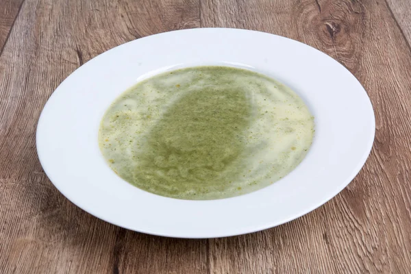 Zeleninová polévka na dřevěný stůl — Stock fotografie