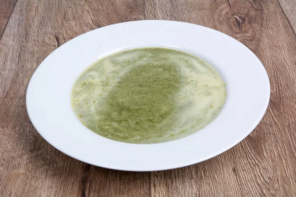 Sopa de verduras en una mesa de madera — Foto de Stock