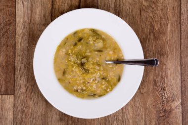 ahşap bir masa üzerinde sebze çorbası