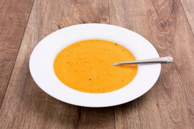 ahşap bir masa üzerinde sebze çorbası