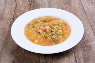 ahşap bir masa üzerinde sebze çorbası