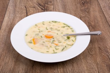 ahşap bir masa üzerinde sebze çorbası