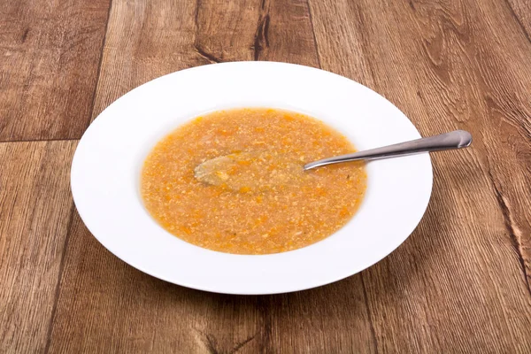 Groentesoep op een houten tafel — Stockfoto