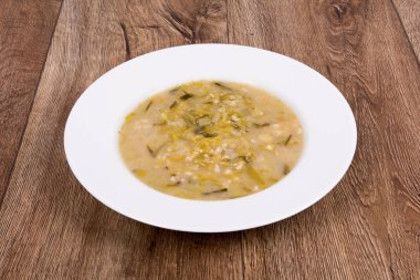 ahşap bir masa üzerinde sebze çorbası