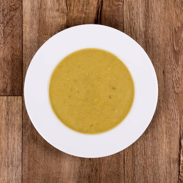 Sopa vegetal em uma mesa de madeira — Fotografia de Stock