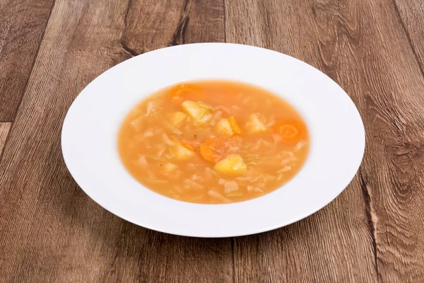 Sopa vegetal em uma mesa de madeira — Fotografia de Stock