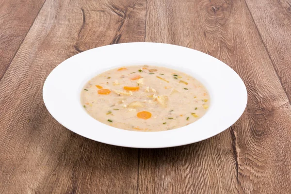 ahşap bir masa üzerinde sebze çorbası