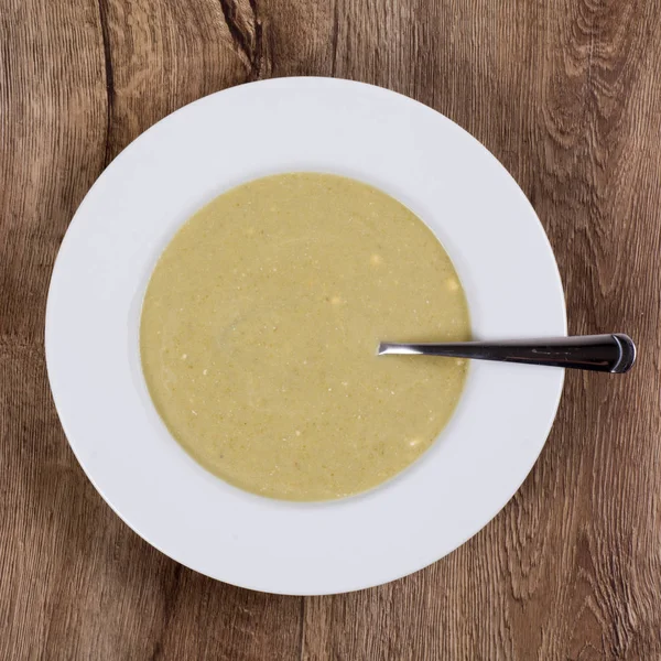 Sopa de verduras en una mesa de madera —  Fotos de Stock