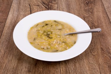 ahşap bir masa üzerinde sebze çorbası