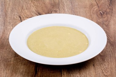 ahşap bir masa üzerinde sebze çorbası