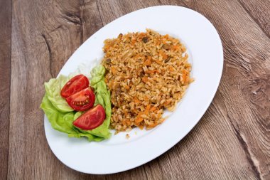 Ahşap arka plan ile plaka üzerinde Vejetaryen yiyecekler