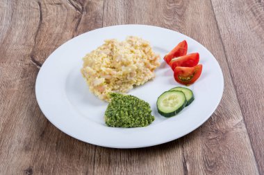 Ahşap arka plan ile bir tabakta Vejetaryen yiyecekler