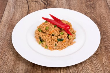 Ahşap arka plan ile bir tabakta Vejetaryen yiyecekler