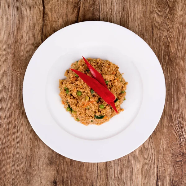 Comida vegetariana en un plato con fondo de madera — Foto de Stock