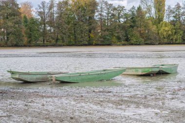 Başlatılan bir havuzda tekneler