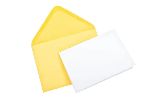 Envelope amarelo com papel em branco sobre um fundo branco — Fotografia de Stock