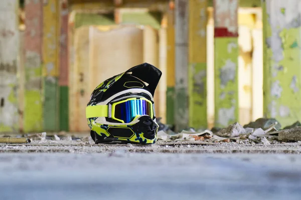 Motocross kask w starej hali — Zdjęcie stockowe