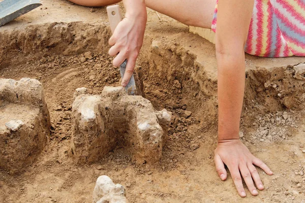 Herramientas arqueológicas, arqueólogo trabajando en el sitio, mano y herramienta . — Foto de Stock