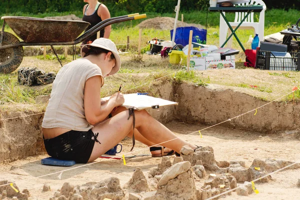 Archeologické nástroje, archeolog pracující na místě, ruku a nástroj. — Stock fotografie