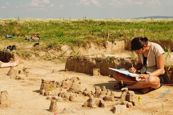 Arkeolojik araçları, site, el ve araç üzerinde çalışma arkeolog.
