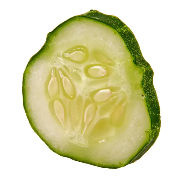 Beyaz bir arka plan üzerine bir kesim içinde olgunlaşmış salatalık