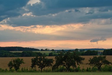 Güzel fırtına bulutları arazi üzerinde