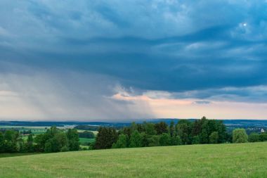 Güzel fırtına bulutları arazi üzerinde