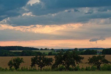 Güzel fırtına bulutları arazi üzerinde