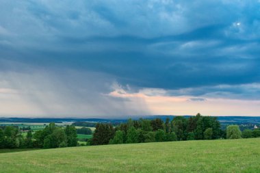 Güzel fırtına bulutları arazi üzerinde