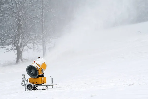 Beschneiungsanlage aus nächster Nähe. Schneekanonen im Winter — Stockfoto