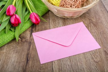 Lale bir tablo ile pembe zarf