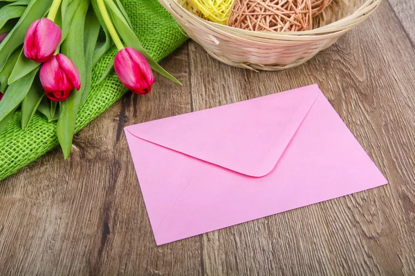 Lale bir tablo ile pembe zarf