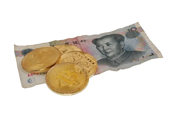 Yuan Chine billet de banque et bitcoins sur un fond blanc — Photo