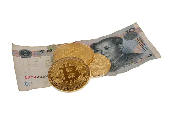 Yuan Chine billet de banque et bitcoins sur un fond blanc — Photo