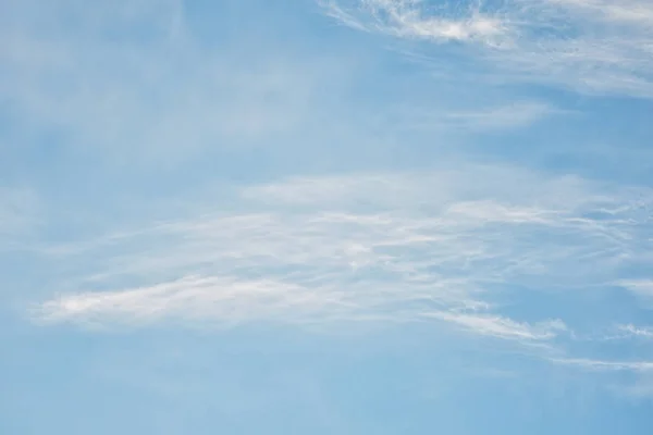 Σαφές μπλε ουρανό με απλό λευκό σύννεφο με χώρο για φόντο κειμένου — Φωτογραφία Αρχείου