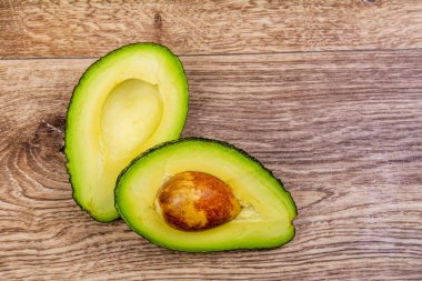 Tahta bir masada avokado.