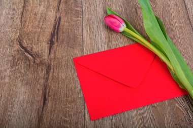 Zarf ve Lale ahşap bir masa üzerinde