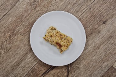 Darı ahşap bir masa üzerinde ekşi lahana ile