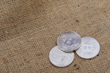 Bir çadır bezi üzerinde gümüş Bitcoins
