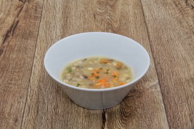 bir tablo üzerinde sebze çorbası