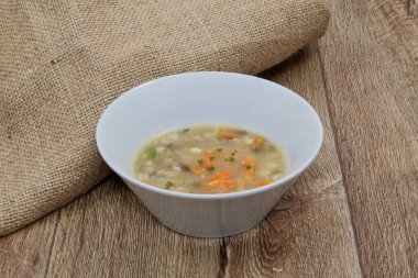 bir tablo üzerinde sebze çorbası