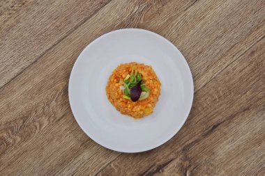 Bir tabloda Hint baharat mercimek salatası