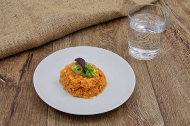 Bir tabloda Hint baharat mercimek salatası