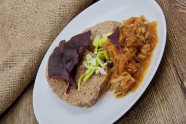 Köfte bir tabloda sebze salatası ile