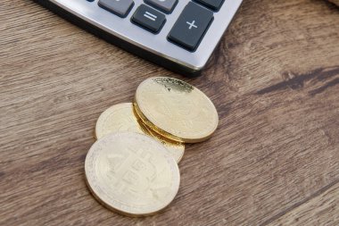 Bitcoins sikke ve hesap makinesi bir tablo üzerinde