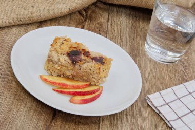 Darı puding elma bir tablo ile